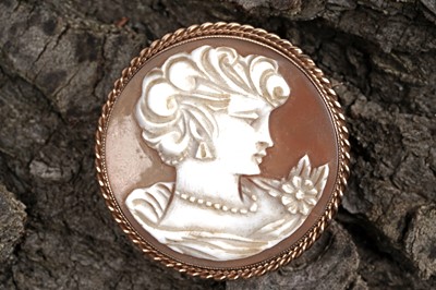Lot 201 - A carved cameo 9ct gold brooch depicting a young lady with upswept hair