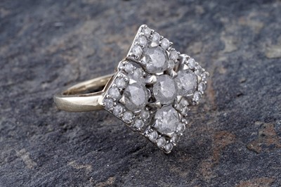 Lot 194 - A diamond dress ring