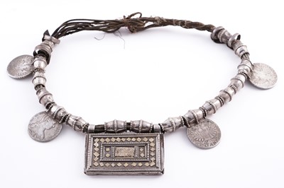 Lot 203 - An early 20th Century Omani Thaler silver/white metal necklace