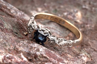 Lot 214 - A sapphire and diamond ring