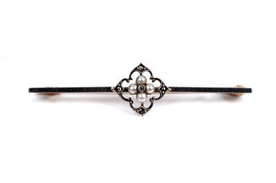 Lot 221 - An Edwardian diamond and pearl bar brooch