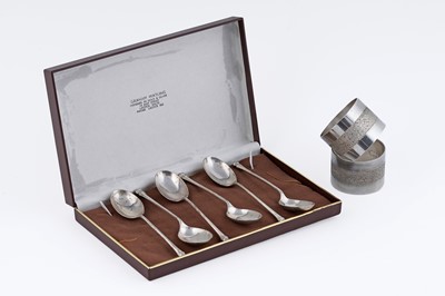 Lot 197 - A pair of Elizabeth II silver napkin rings; and a cased set of six silver teaspoons