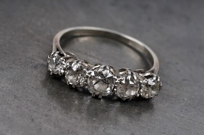 Lot 621 - A Victorian five stone diamond ring