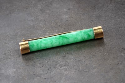 Lot 515 - An early 20th Century Chinese jade and gold bar brooch
