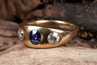 Lot 617 - A Victorian sapphire and diamond ring