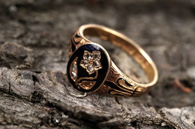 Lot 618 - A Victorian posey ring