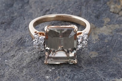 Lot 199 - A sphene and diamond ring