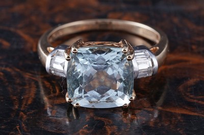 Lot 203 - An aquamarine and diamond ring