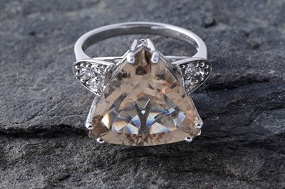 Lot 204 - A golden beryl and diamond dress ring