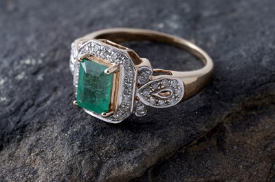 Lot 205 - An emerald and diamond dress ring