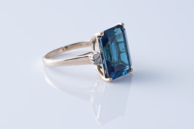 Lot 209 - A topaz ring