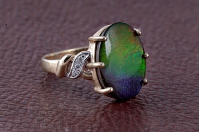 Lot 211 - An ammolite and diamond ring