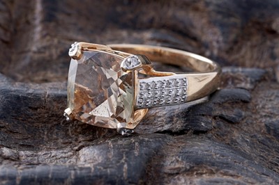 Lot 216 - Lorique: a golden beryl and diamond ring