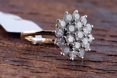 Lot 217 - A diamond cluster ring