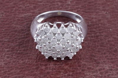 Lot 218 - A diamond dress ring