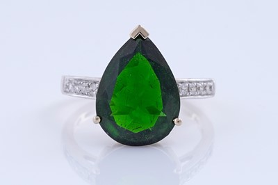 Lot 226 - Chrome diopside and diamond ring