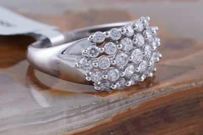 Lot 227 - A diamond dress ring