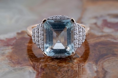 Lot 235 - An aquamarine and diamond dress ring