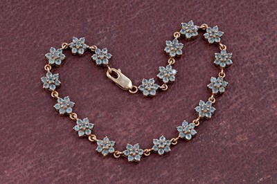 Lot 238 - A green stone set 9ct yellow gold bracelet