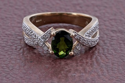 Lot 245 - A chrome diopside and diamond ring