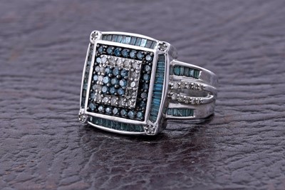 Lot 252 - A blue and white diamond dress ring