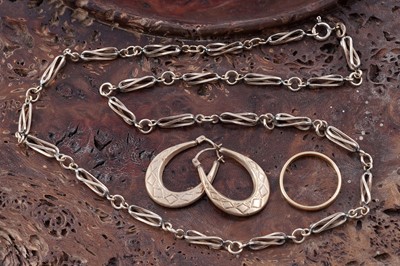 Lot 257 - A selection of yellow gold jewellery
