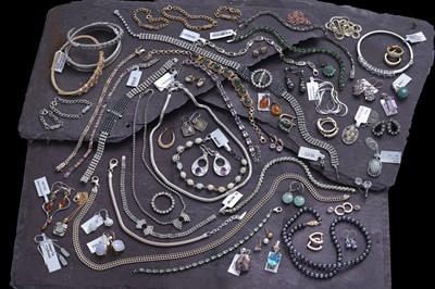 Lot 260 - A selection of silver and other set jewellery