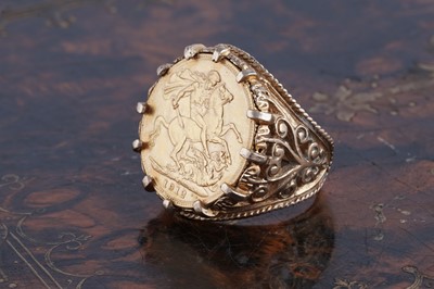Lot 78 - A George V 1912 gold sovereign ring