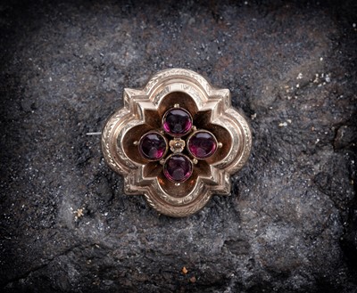 Lot 825 - A Victorian Etruscan revival brooch