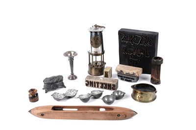 Lot 137 - An assortment of collectables