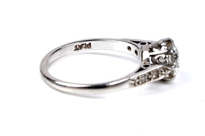 Lot 625 - A solitaire diamond ring