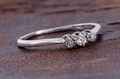 Lot 68 - A three stone diamond ring