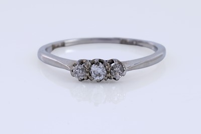 Lot 68 - A three stone diamond ring