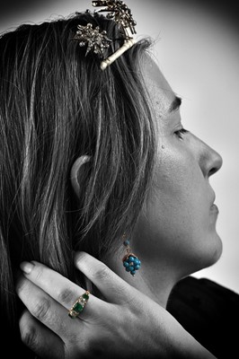 Lot 893 - A Colombian emerald and diamond ring