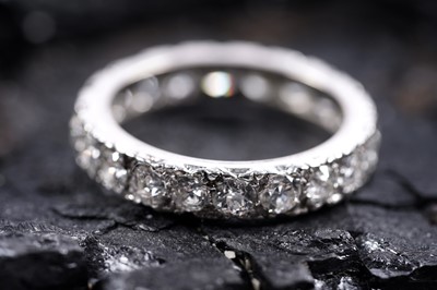 Lot 826 - A diamond eternity ring