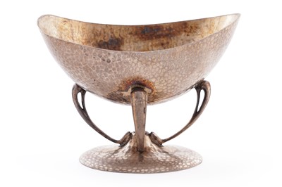 Lot 98 - An Edwardian art nouveau silver bonbon dish