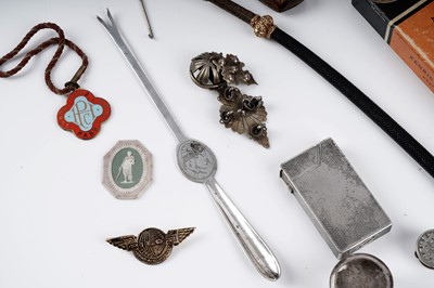 Lot 143 - A collection of pens and collectables