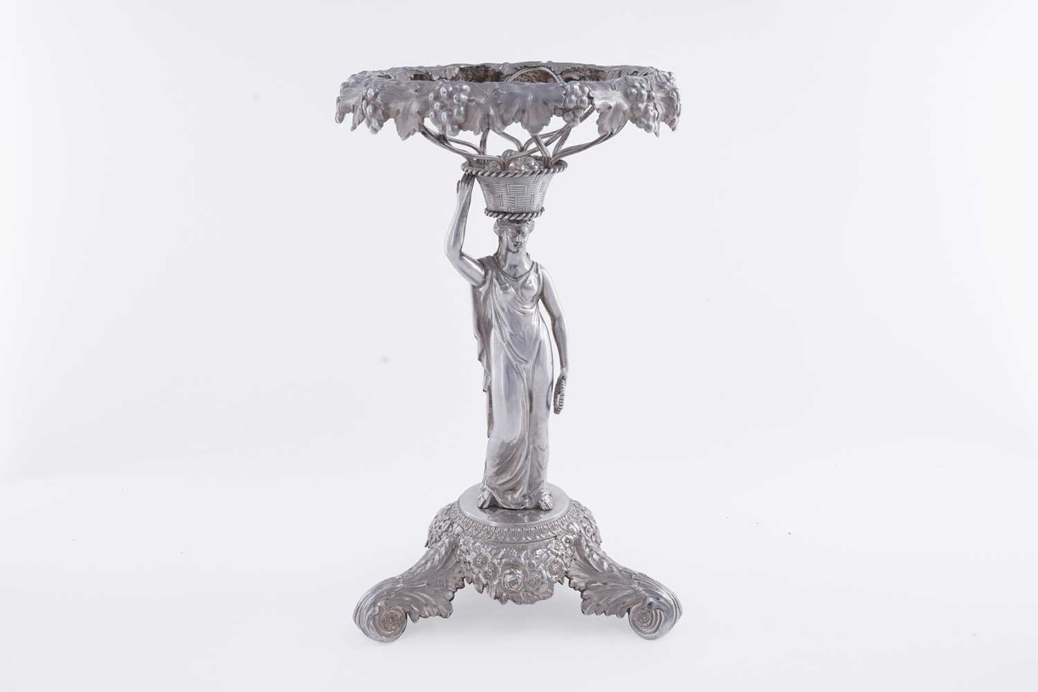 Lot 61 - A George IV silver dessert stand
