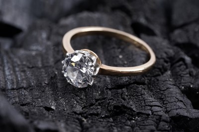 Lot 894 - A solitaire diamond ring