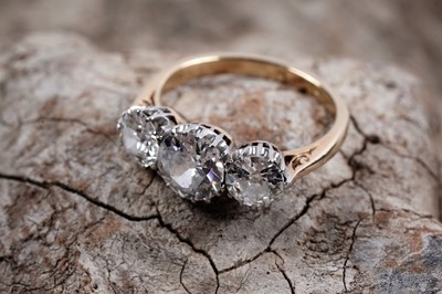 Lot 895 - A three stone diamond ring