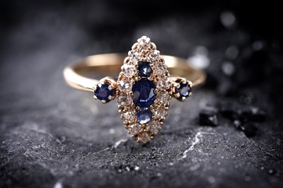 Lot 897 - A Victorian sapphire and diamond ring