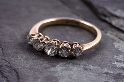 Lot 898 - A five stone diamond ring