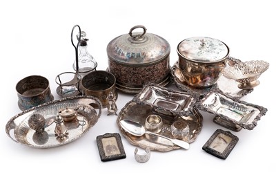 Lot 302 - A selection of silverplated wares