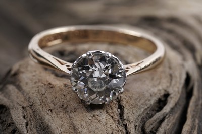 Lot 901 - A solitaire diamond ring