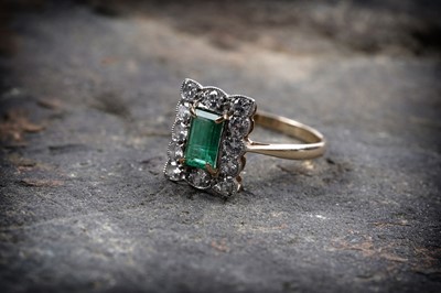 Lot 902 - An emerald and diamond cluster ring