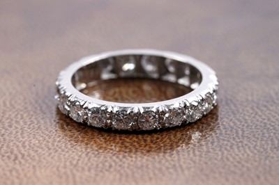 Lot 905 - A diamond eternity ring