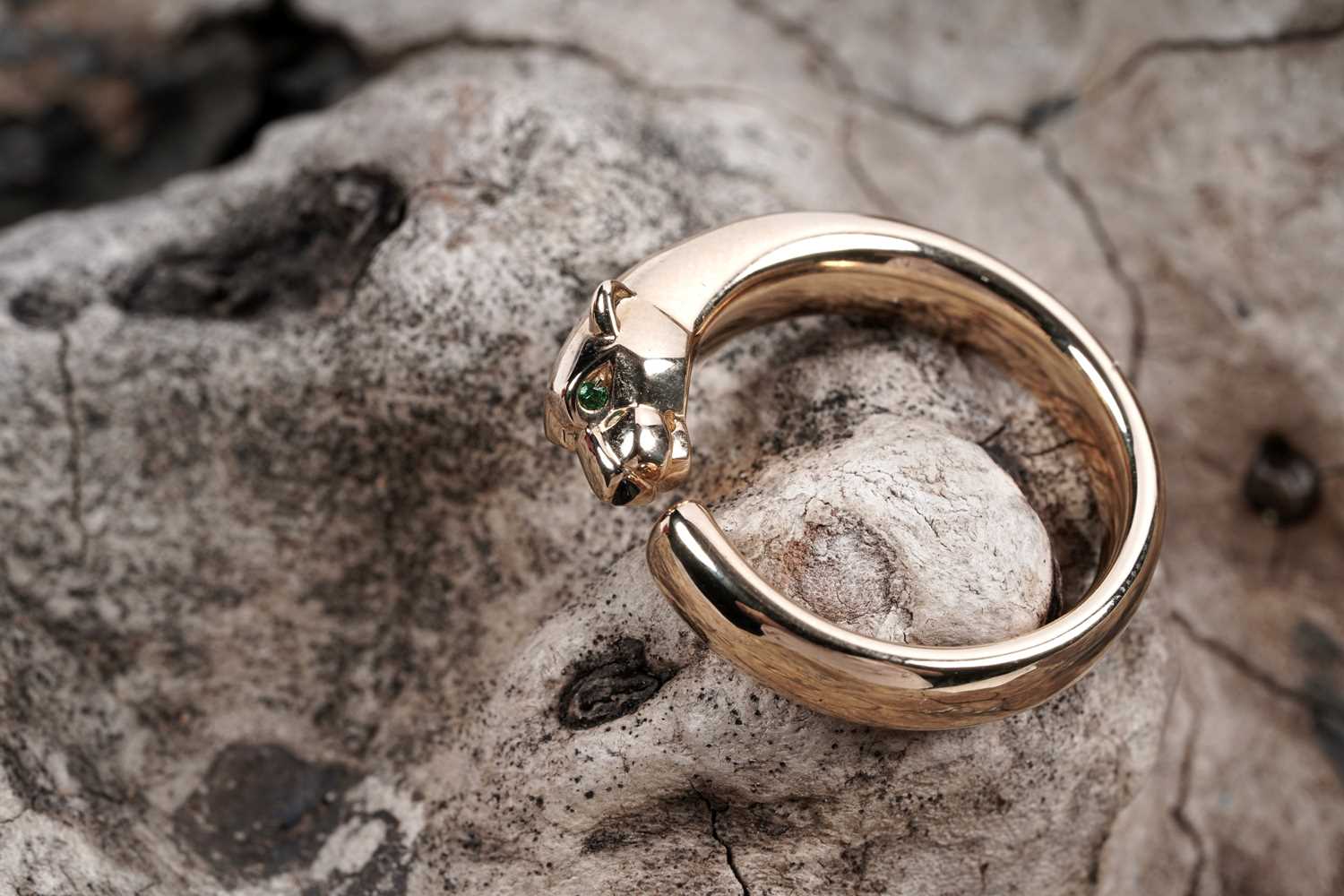 Lot 906 - Cartier: and 18ct yellow gold Panthère de Cartier ring