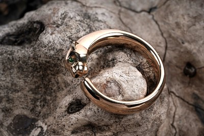 Lot 906 - Cartier: and 18ct yellow gold Panthère de Cartier ring