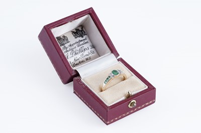 Lot 43 - A contemporary emerald and diamond ring