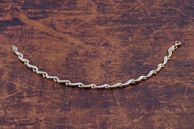 Lot 154 - A 9ct white and yellow gold bracelet